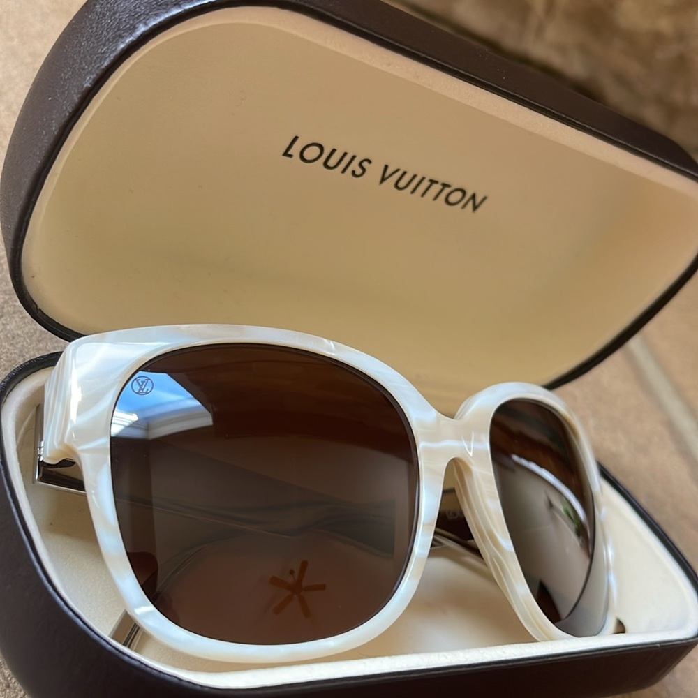 LV Round Sunglasses - Picture 8 of 10